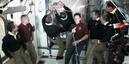 Imagem de: Ônibus espacial Atlantis se prepara para deixar estação pela última vez