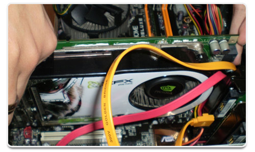 Encaixe a placa no slot e parafuse-a após terminar a instalação. Encaixe a placa no slot e parafuse-a após terminar a instalação.