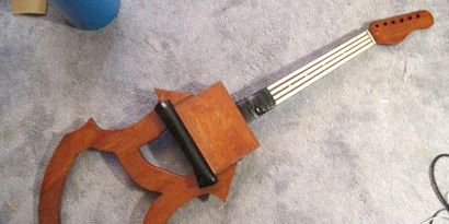 Imagem de: Estudante monta violoncelo magnético