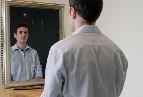 Espelho com webcam acoplada permite identificar os sinais vitais. Espelho com webcam acoplada permite identificar os sinais vitais.