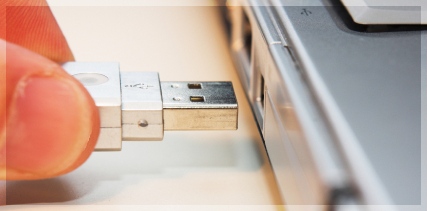 Plugue um adaptador USB. Plugue um adaptador USB.