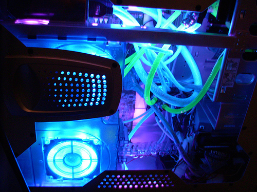 Casemodding com tubulação de refrigeração a líquido reativa a UV Casemodding com tubulação de refrigeração a líquido reativa a UV