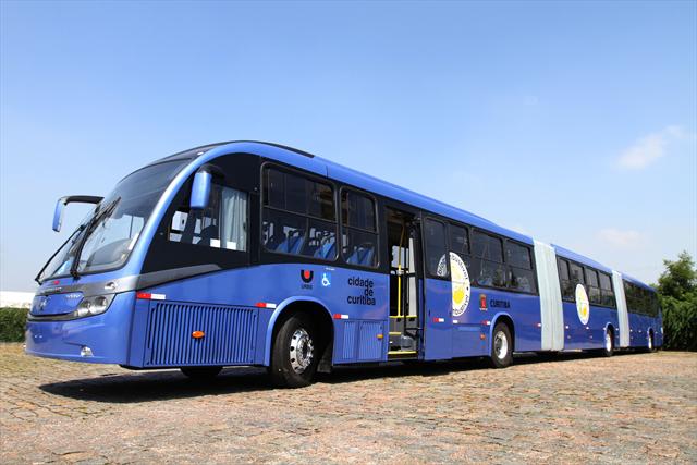 O maior ônibus do mundo é brasileiro e abre semáforos por sensor