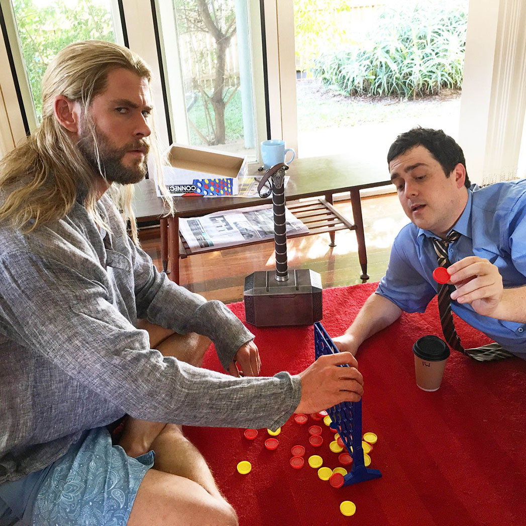 Imagem de: Thor e Darryl: novo vídeo de humor mostra a vida mundana do Deus do Trovão!