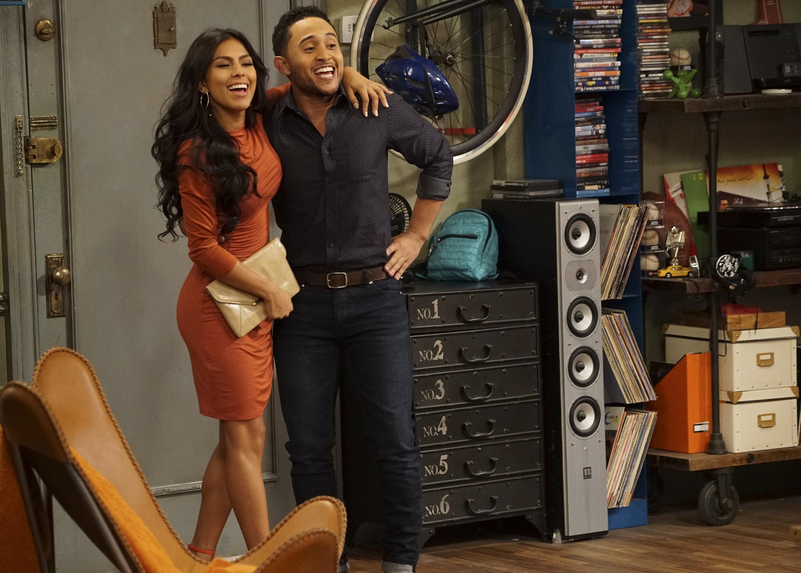Imagem de: Baby Daddy: amigos questionam Tucker sobre namorada em cenas do episódio 6x02
