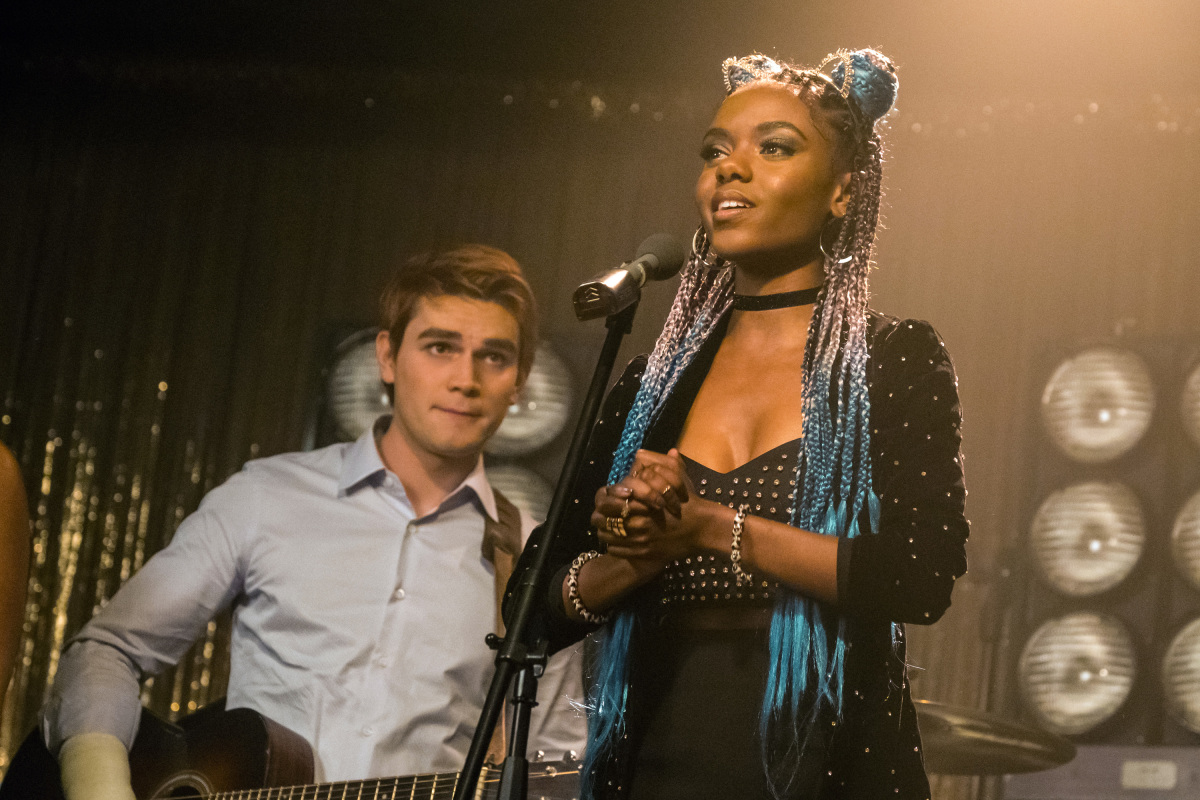Imagem de: Riverdale: Archie canta com Josie e as Gatinhas em cena e fotos da 1ª season finale