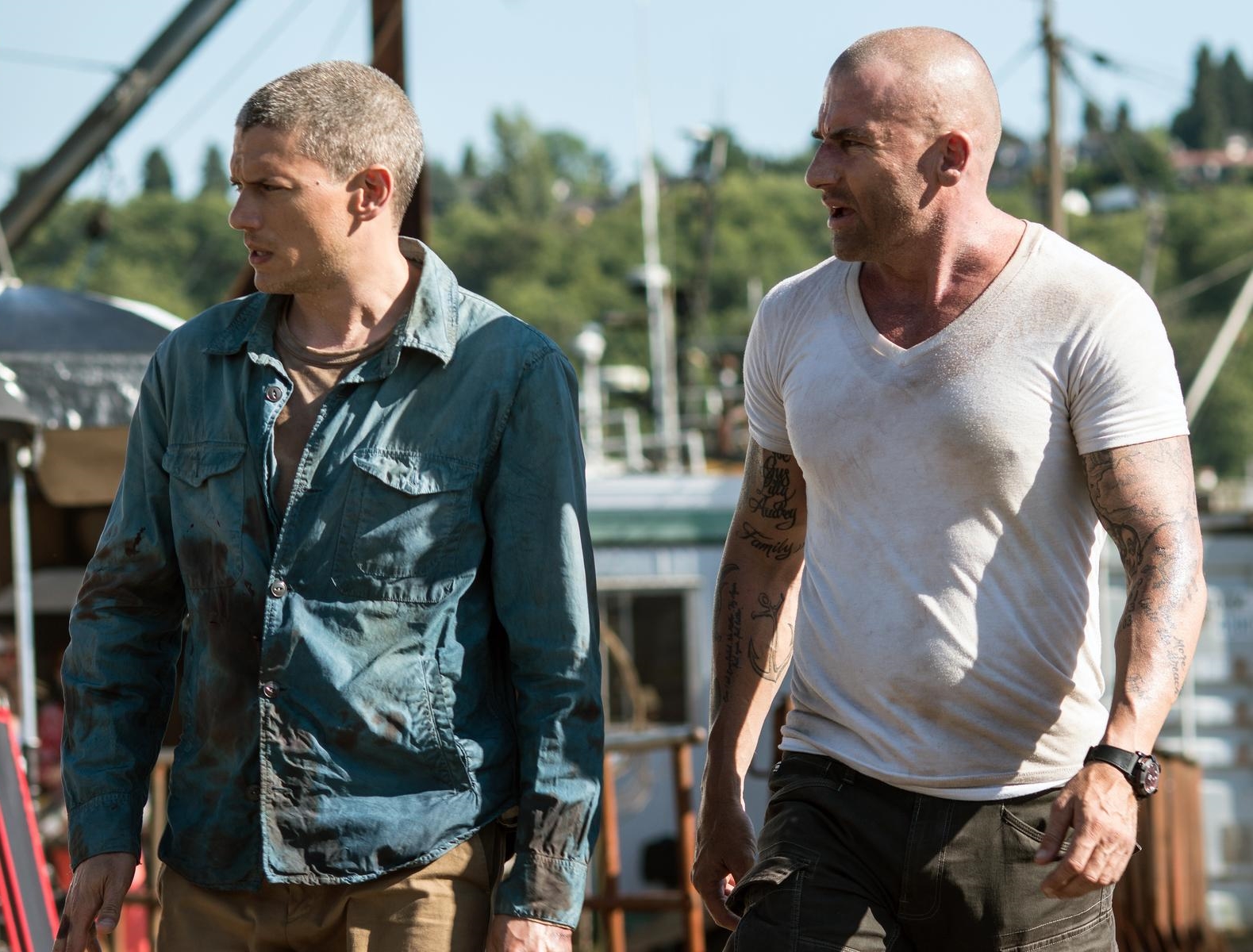 Imagem de: Prison Break: Lincoln conta de sua vida para Michael em cena do episódio 5x08