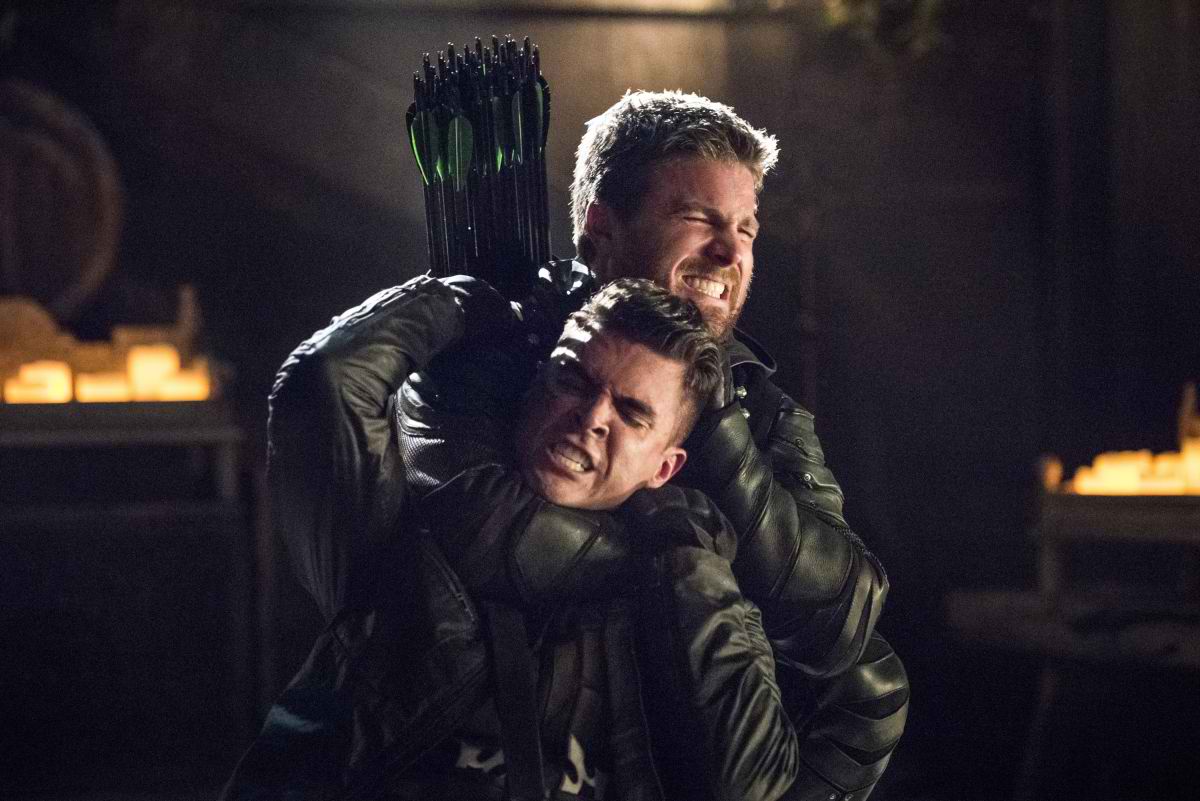 Imagem de: Arrow: o confronto final entre Oliver e Prometheus na 5ª season finale (spoilers!)