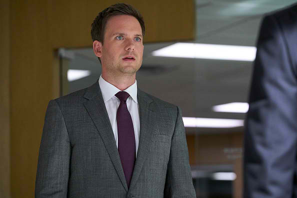 Imagem de: Suits: brincando com fogo no trailer e fotos do episódio 7x08, o 100º da série