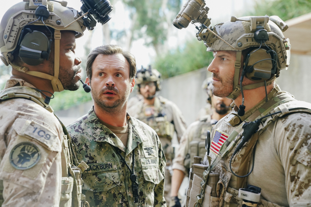 Imagem de: SEAL Team: missão com rival de Jason no trailer e cenas do 8º episódio
