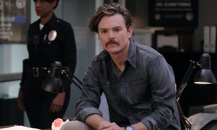 Imagem de: Lethal Weapon: tiros e pedras durante cerco no trailer do episódio 2x14