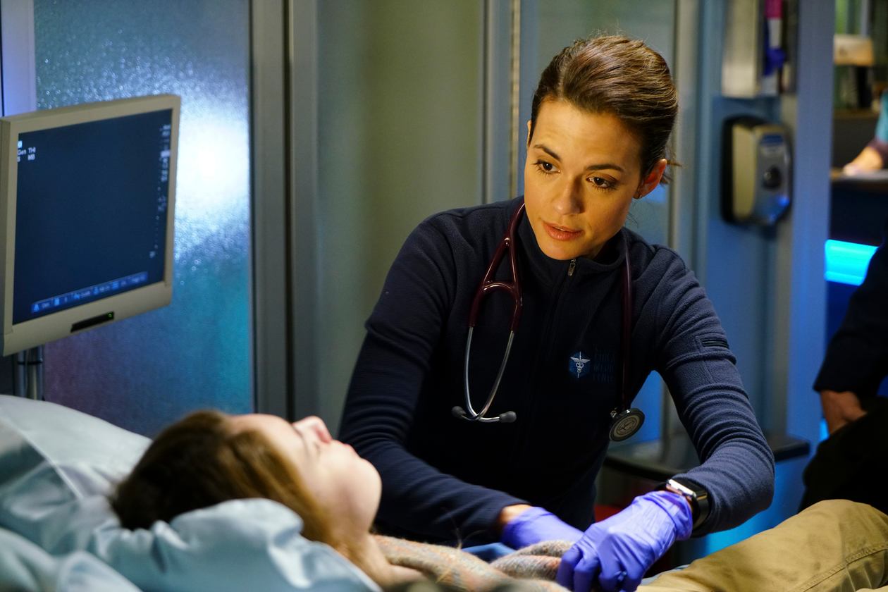 Chicago Med Médicos Tratam Esposa Adolescente No Trailer E Cenas Do Episódio 3x10 Minha Série