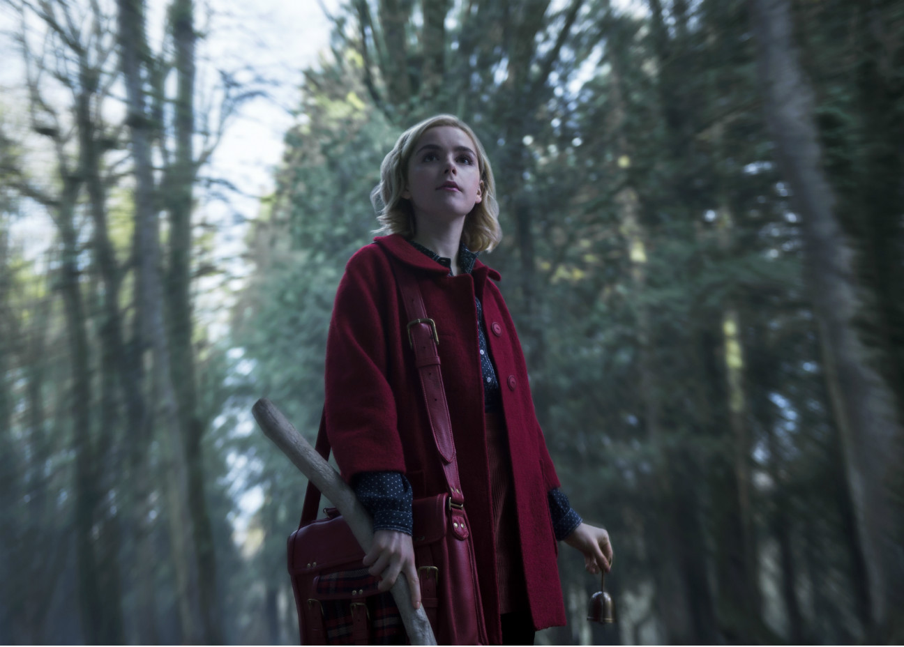 Imagem de: O Mundo Sombrio de Sabrina: fotos mostram Kiernan Shipka em cerimônia bruxa