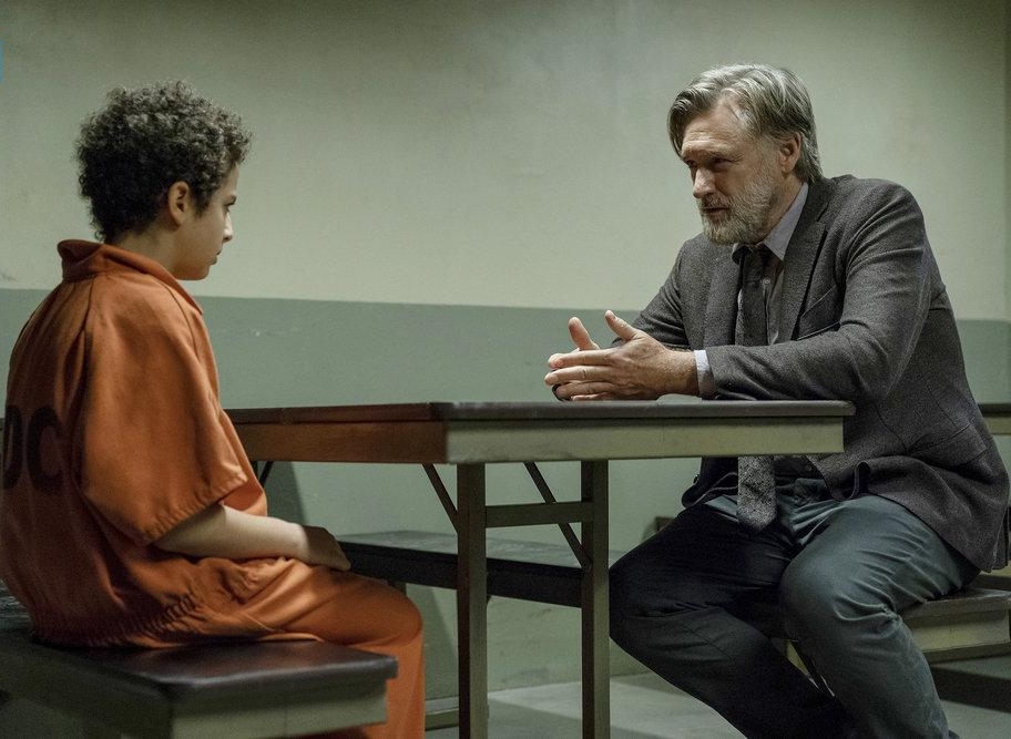 Imagem de: The Sinner: Julian e Ambrose estão com problemas no trailer do episódio 2x05
