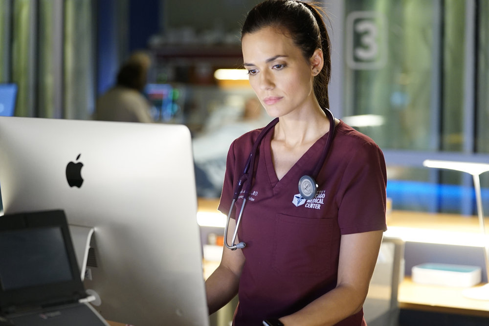 Imagem de: Chicago Med: médicos lidam com trabalho e relações nas fotos do episódio 4x01