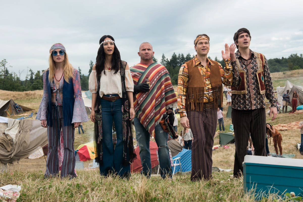 Imagem de: Legends of Tomorrow: bruxas e hippies em novas fotos e trailer da estreia da 4ª temporada