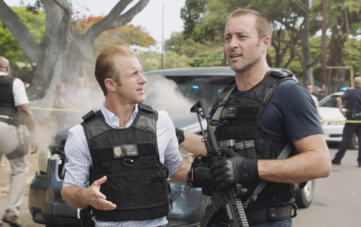 Imagem de: Hawaii Five-0: McGarrett e Danny na selva e mais nas cenas do episódio 9x02