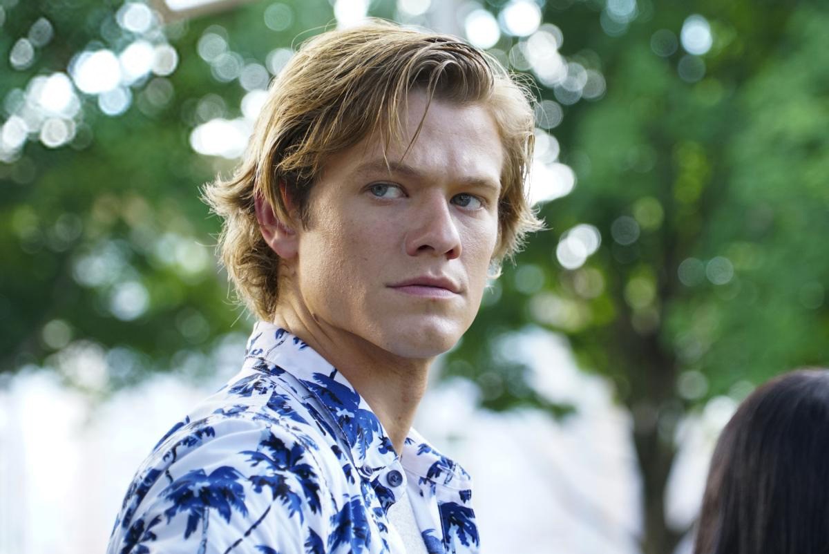 Imagem de: MacGyver se disfarça de estudante no trailer do episódio 3x03