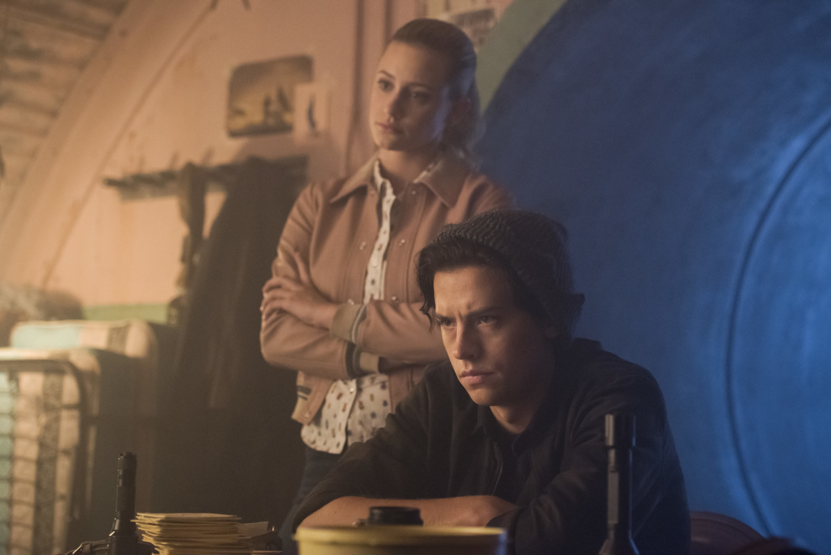 Imagem de: Riverdale: Jughead e Betty investigam o Gargoyle King em fotos e trailer do episódio 3x02