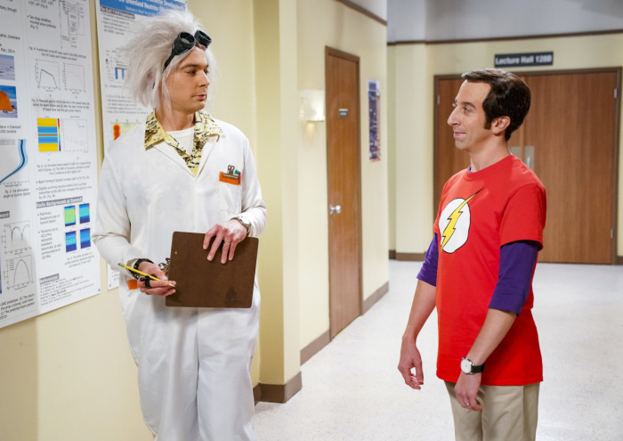 Imagem de: The Big Bang Theory: Howard fantasiado como Sheldon no último episódio de Halloween