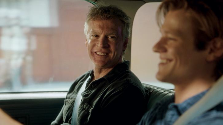 Imagem de: MacGyver em resgate durante o Dia dos Mortos no trailer do episódio 3x05