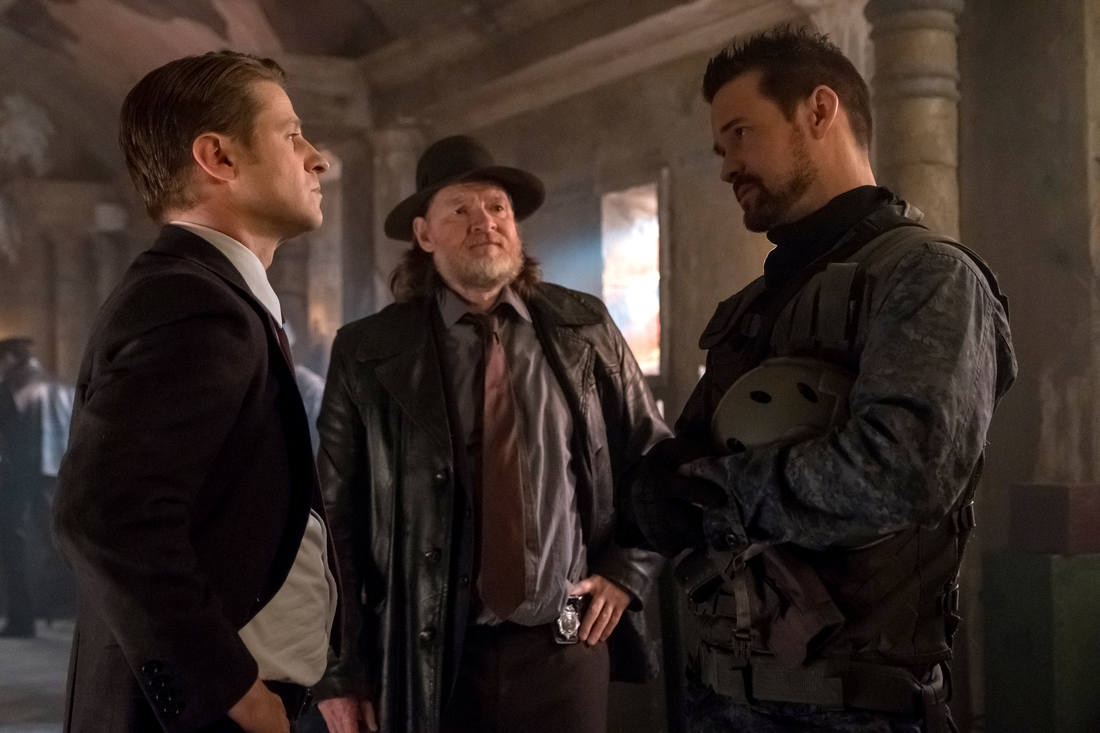 Gotham: Eduardo Dorrance E A Cavalaria Salvam Gordon Em Cenas Do ...