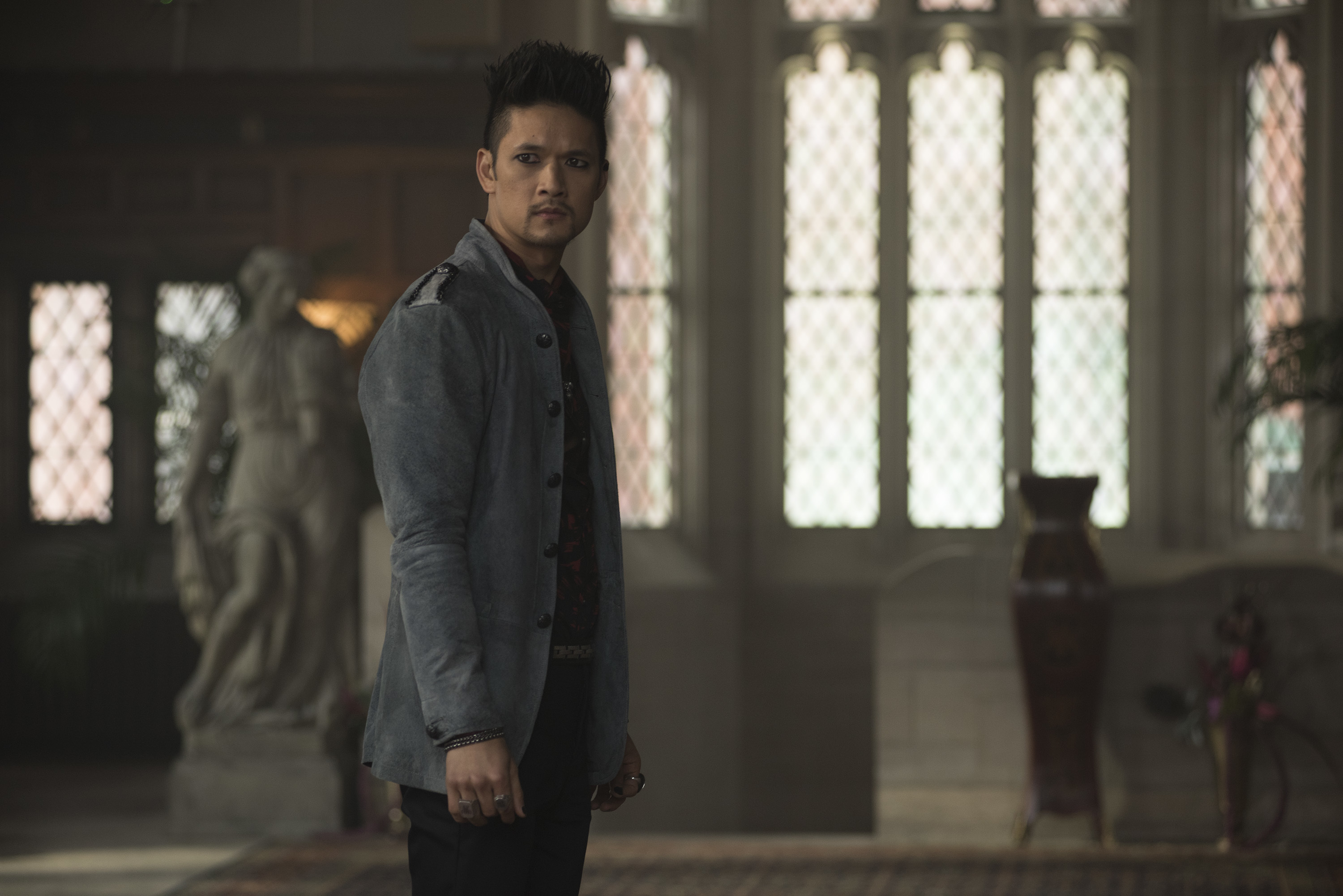Imagem de: Shadowhunters: encontro especial e busca por magia nas cenas do episódio 3x14