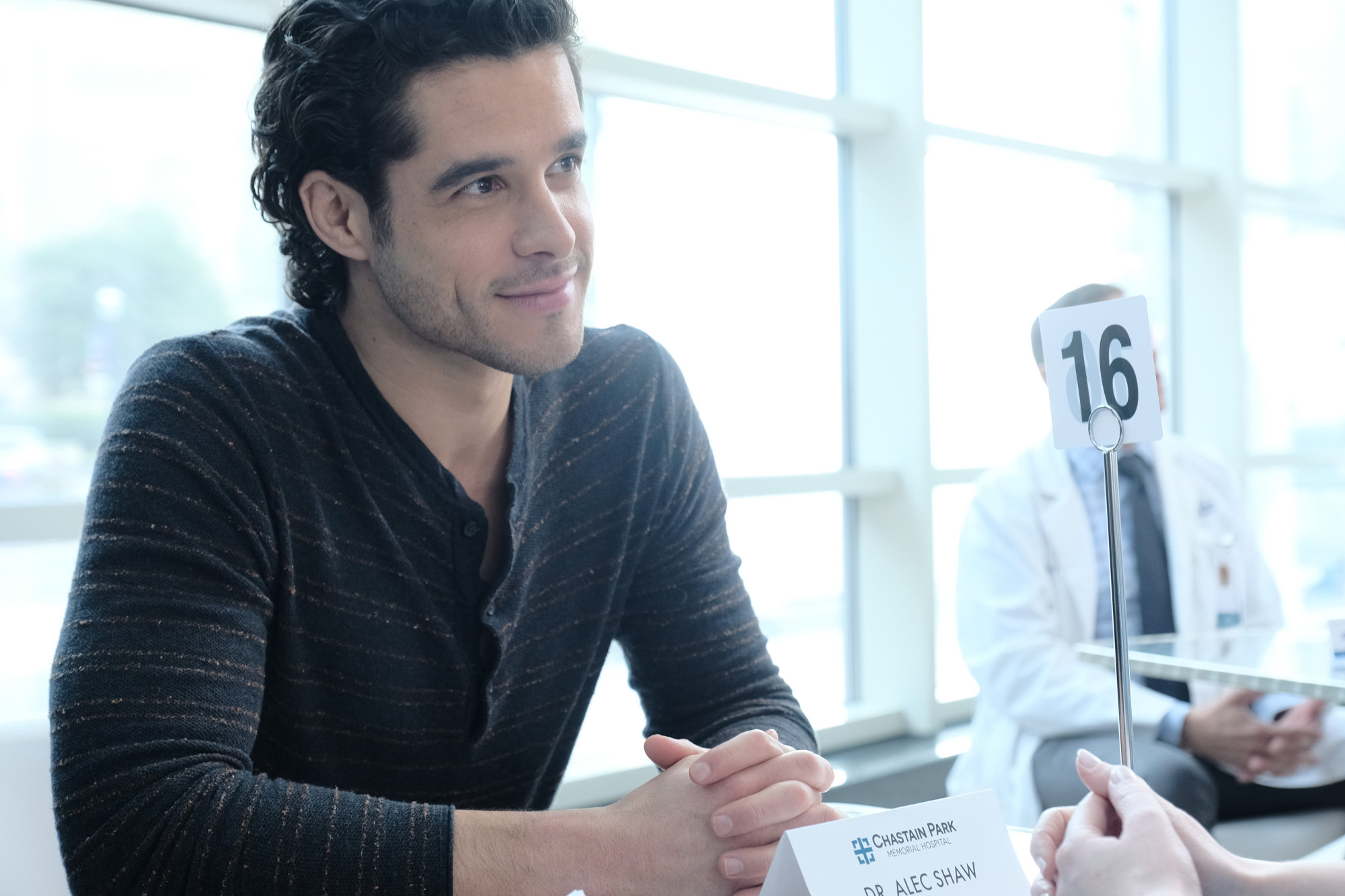 Imagem de: The Resident: Alec e Conrad trocam farpas no trailer do episódio 2x18