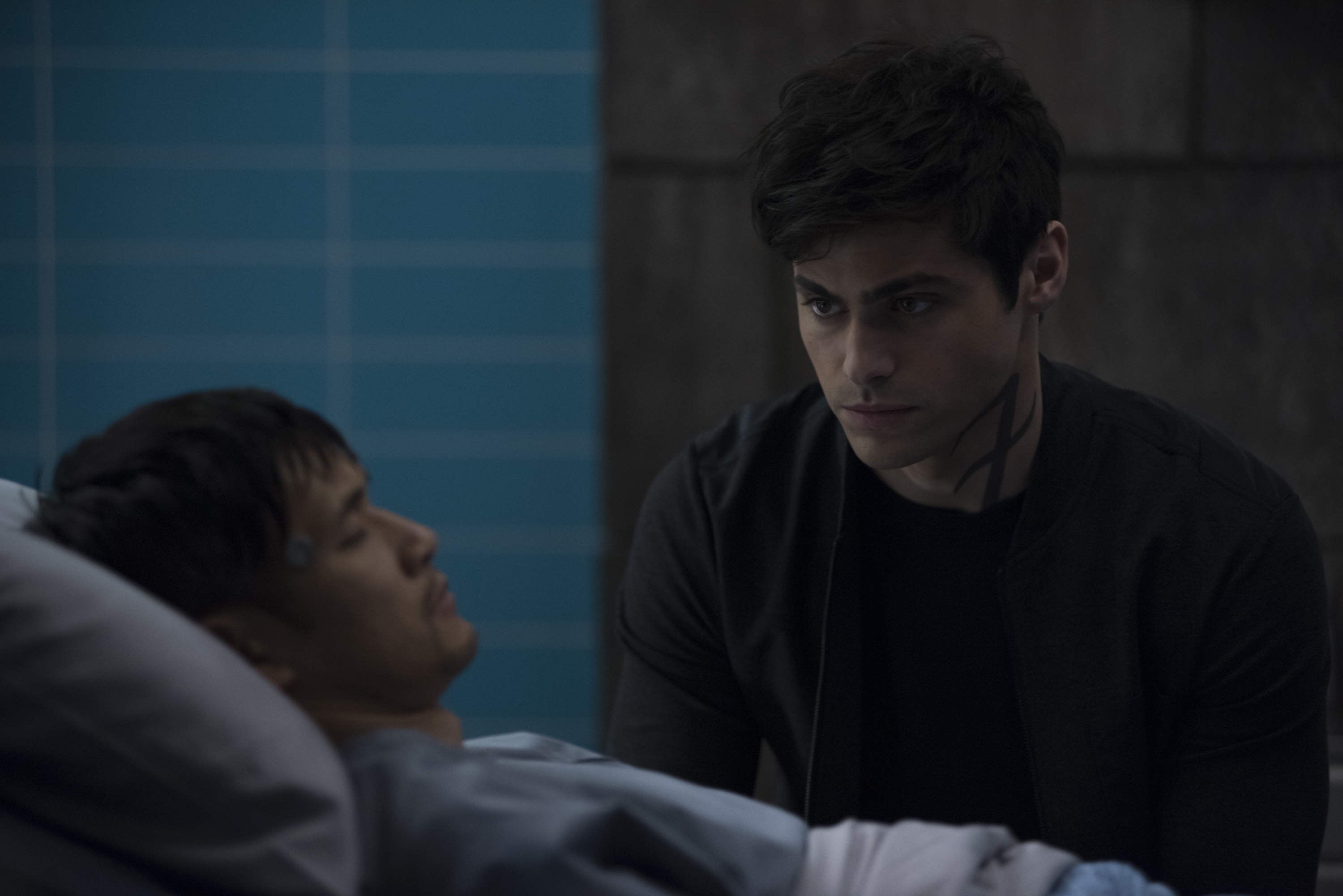 Imagem de: Shadowhunters: Magnus em risco e escuridão de Clary nas cenas do episódio 3x16