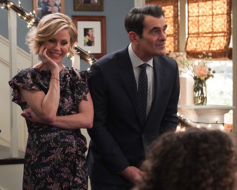 Imagem de: Modern Family: pedido de casamento falha no trailer do episódio 10x20