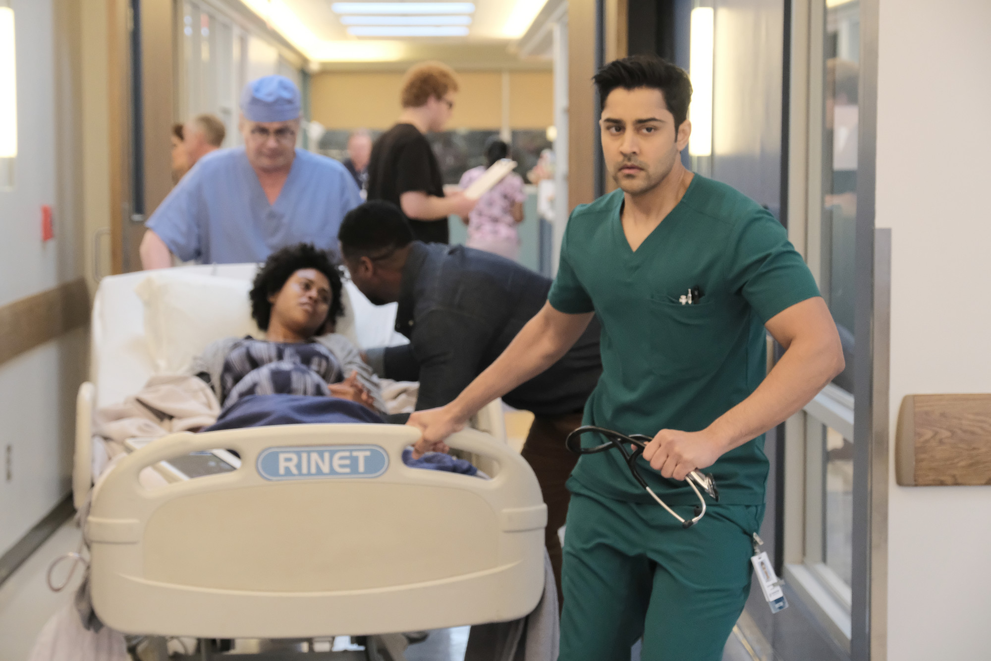 Imagem de: The Resident: términos e nascimentos no episódio 2x20 (trailer)