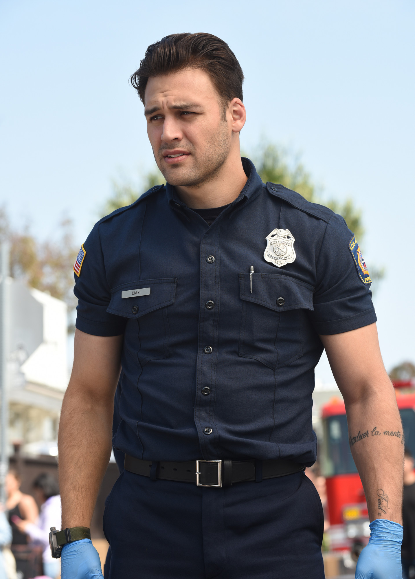 Imagem de: 9-1-1: família de Eddie e bombas na cidade no final da 2ª temporada (trailer)