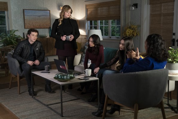 Imagem de: Pretty Little Liars: Perfeccionistas com medo na 1ª season finale (trailer e cenas)