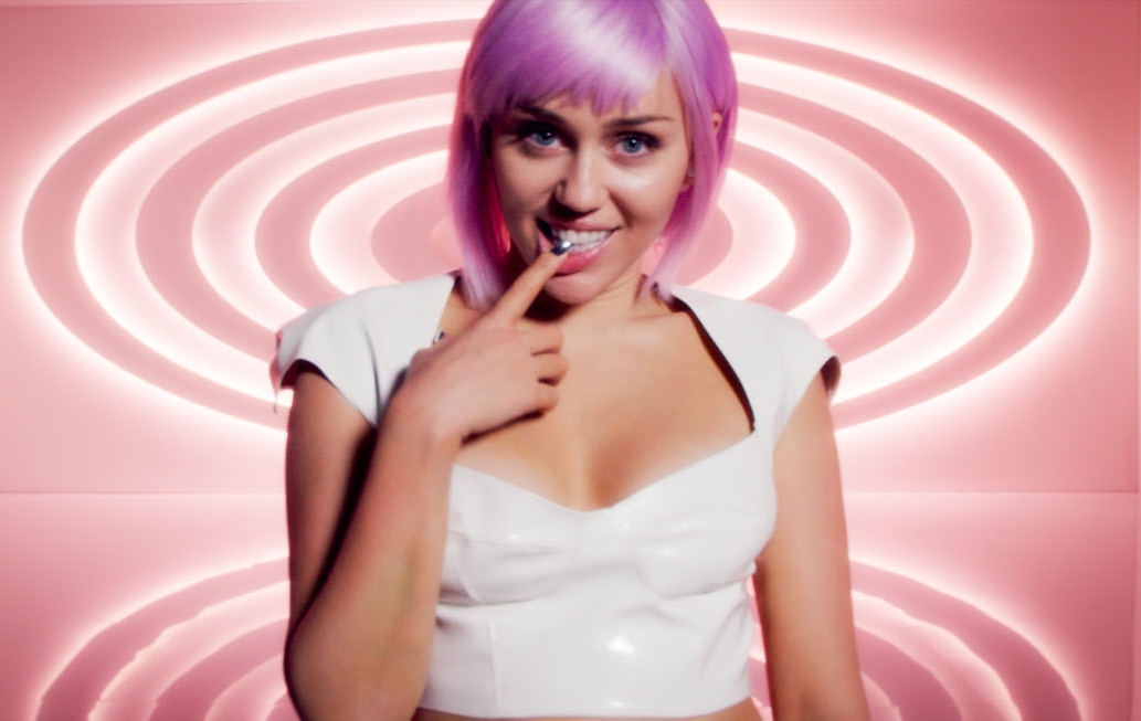 Imagem de: Black Mirror: Netflix lança vídeo clipe da música de Ashley O, papel de Miley Cyrus
