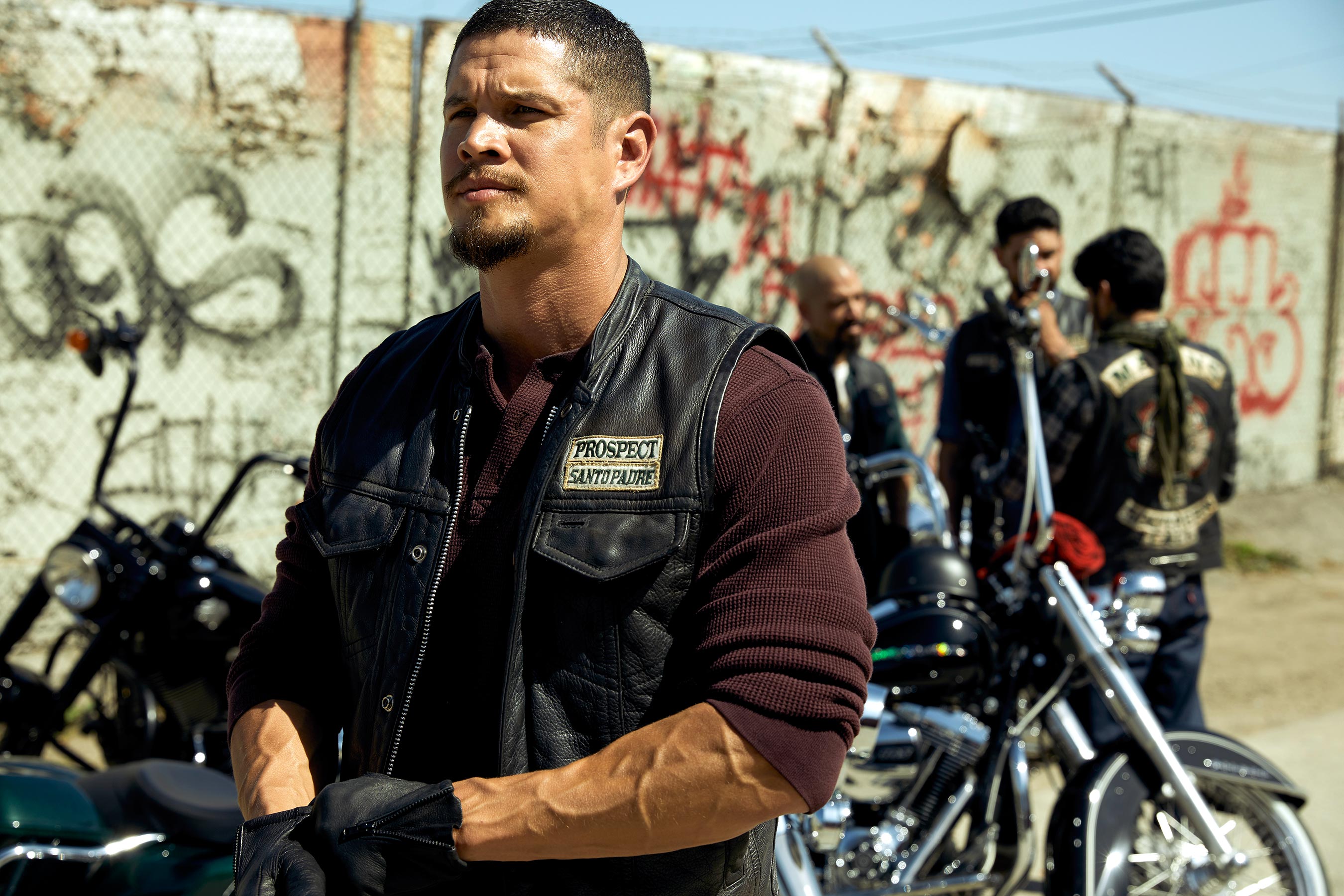 Mayans MC EZ conta a verdade para Angel no trailer completo da 2ª