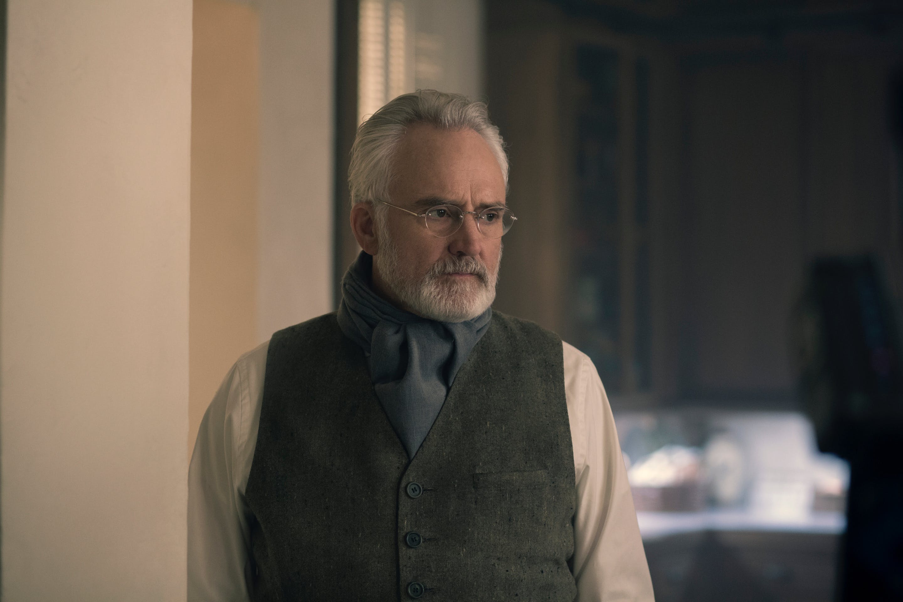 Imagem de: The Handmaid’s Tale: Comandante Lawrence em perigo no episódio 3x10 (trailer)