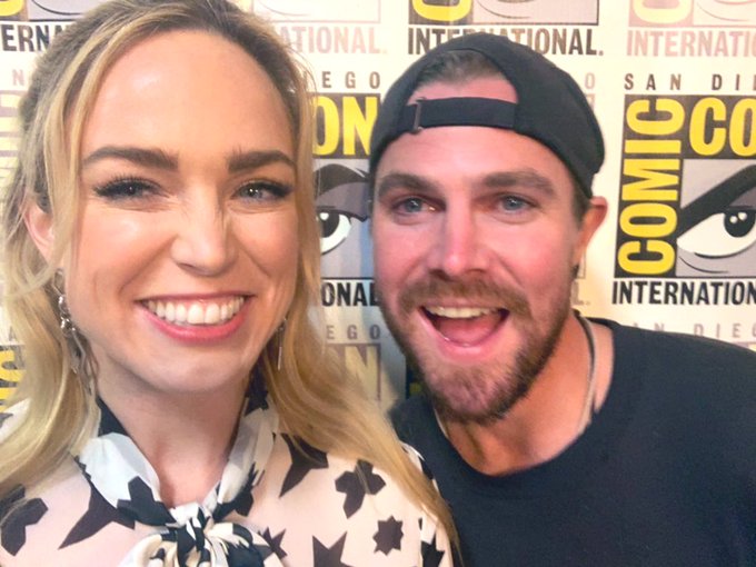 Imagem de: ARROW: Caity Lotz, a Canário Branco, homenageia o amigo Stephen Amell