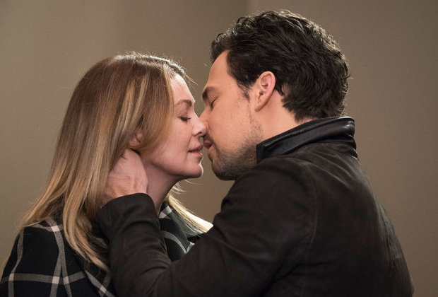 Imagem de: Grey’s Anatomy: Meredith e DeLuca juntinhos em fotos dos bastidores da nova temporada