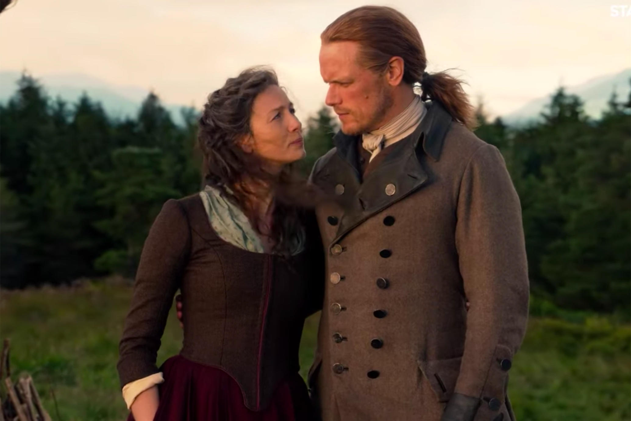 Imagem de: Outlander: 5ª temporada ganha data de estreia e nova foto do casal Jamie e Claire