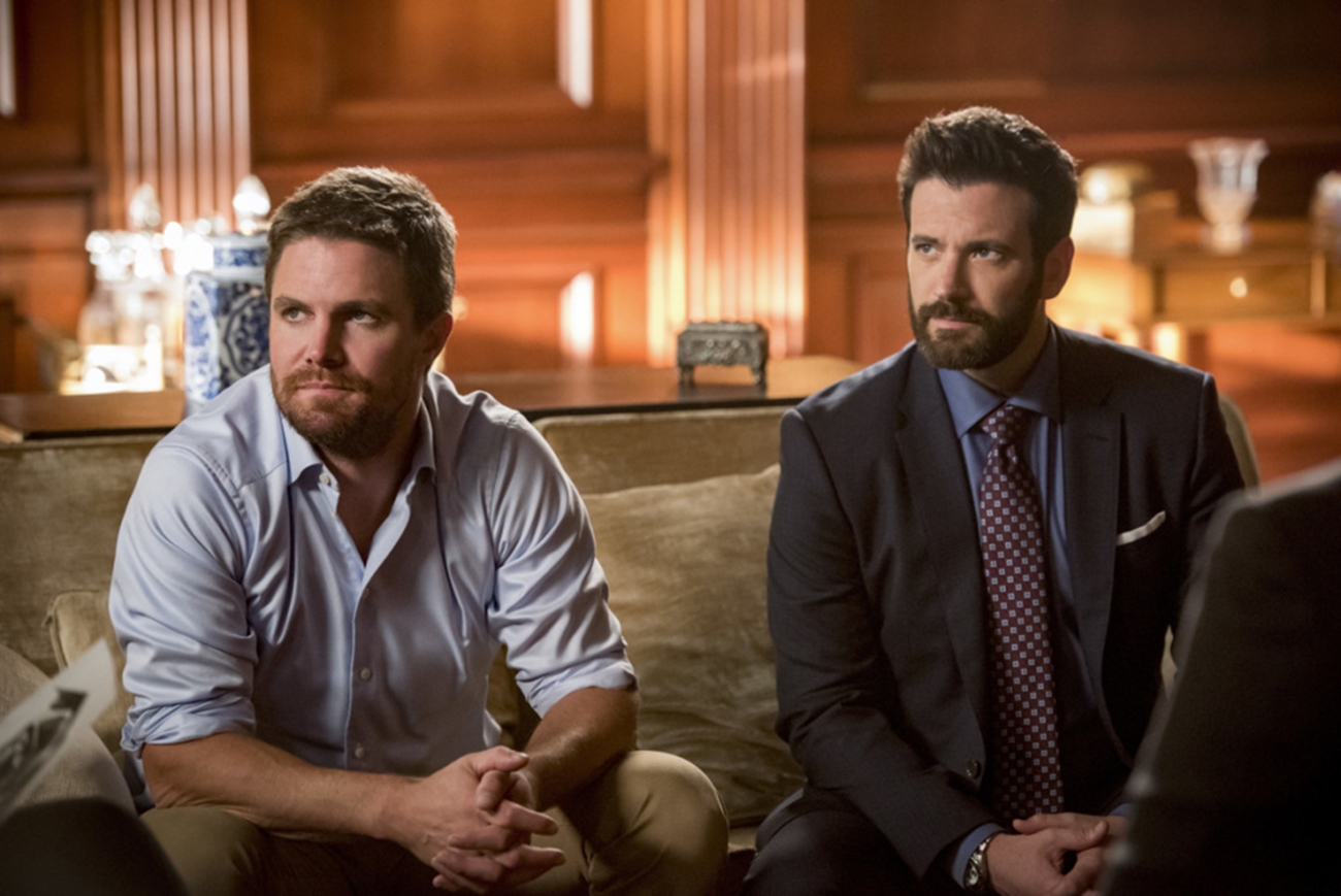Imagem de: Arrow: Tommy, Moira e mais surpresas nas fotos da estreia da 8ª temporada