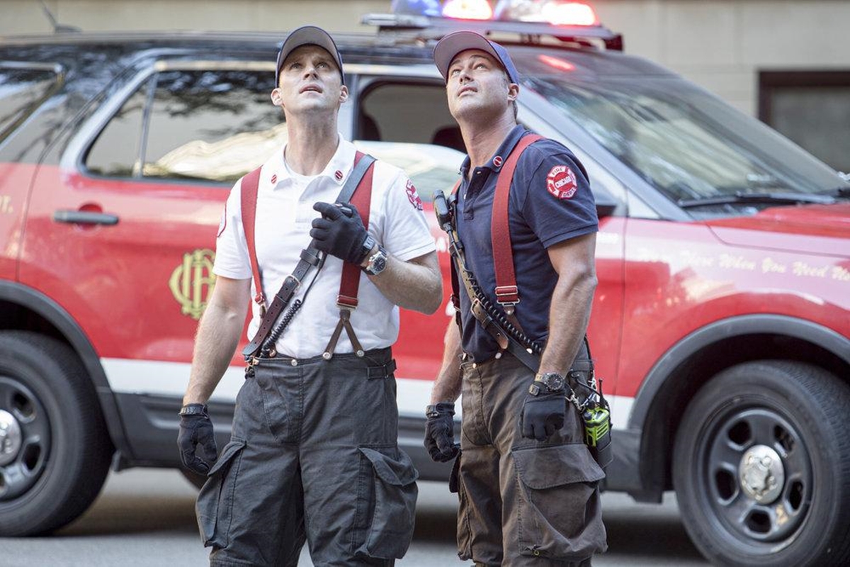 Imagem de: Chicago Fire: novo recruta é introduzido no episódio 8x02 (trailer e fotos)