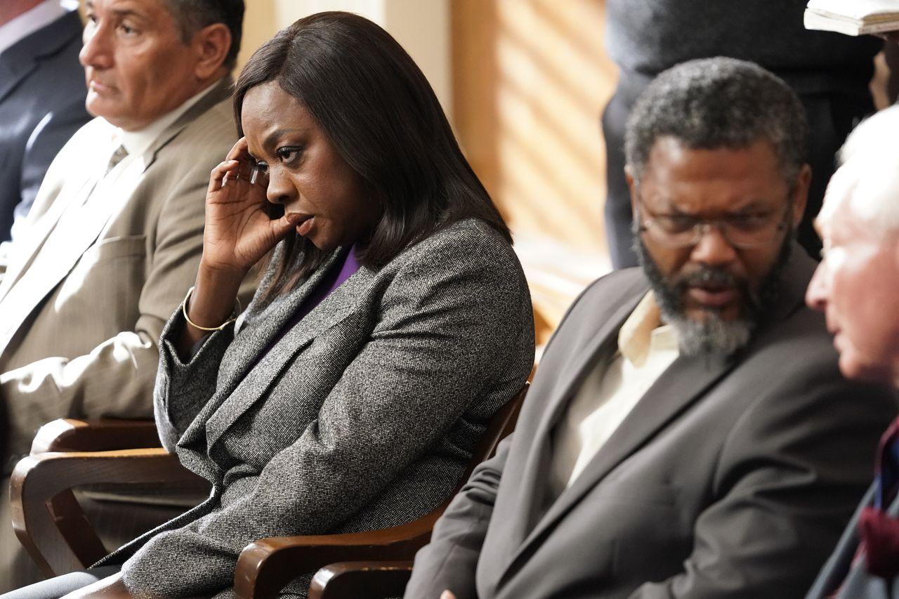 Imagem de: How to Get Away: informante é exposto no episódio 6x09, a Fall Finale (trailer)