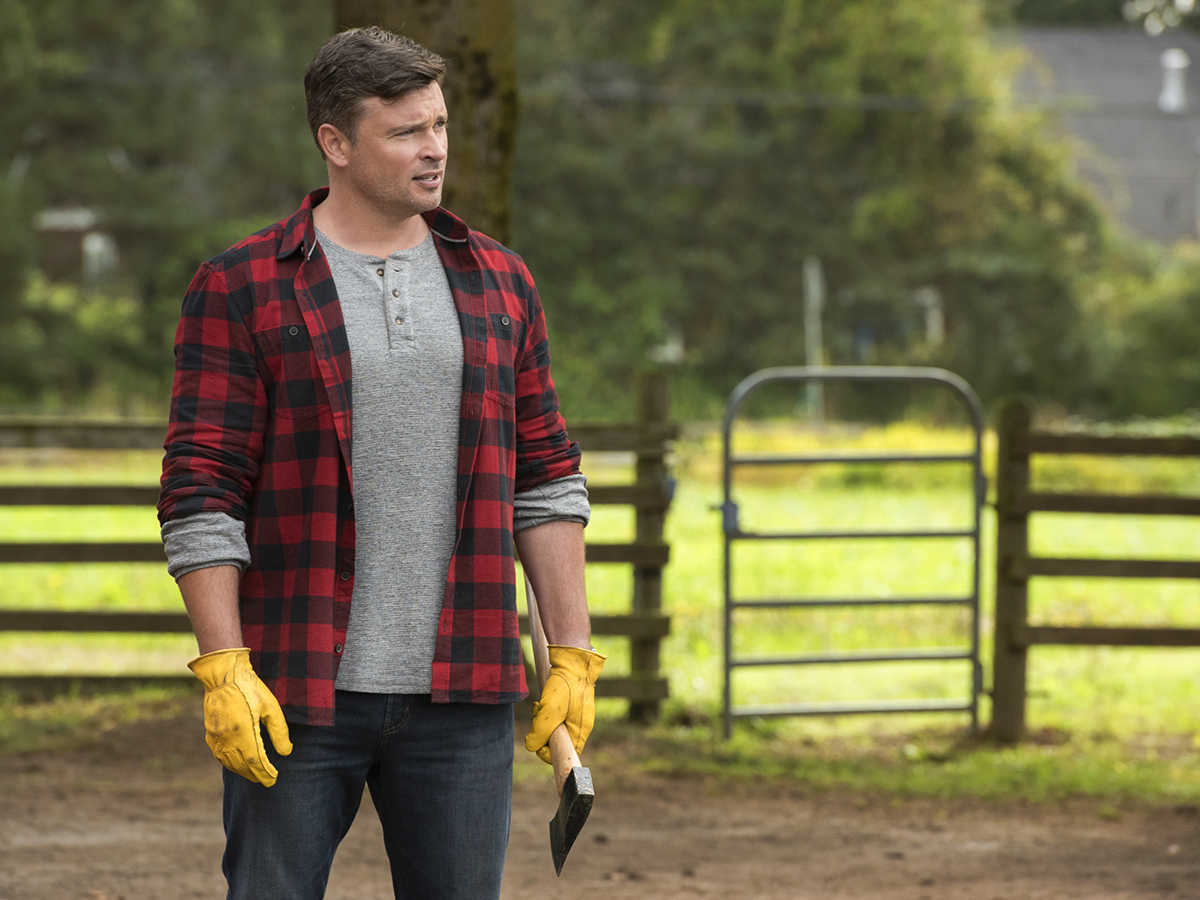 Imagem de: Tom Welling e Batman do futuro em novas fotos de Crise nas Infinitas Terras