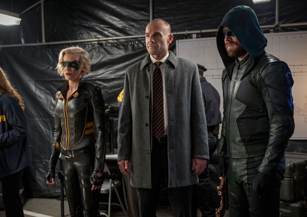 Imagem de: Arrow: Oliver encontra mais um aliado do passado no episódio 8x06 (trailer e fotos)