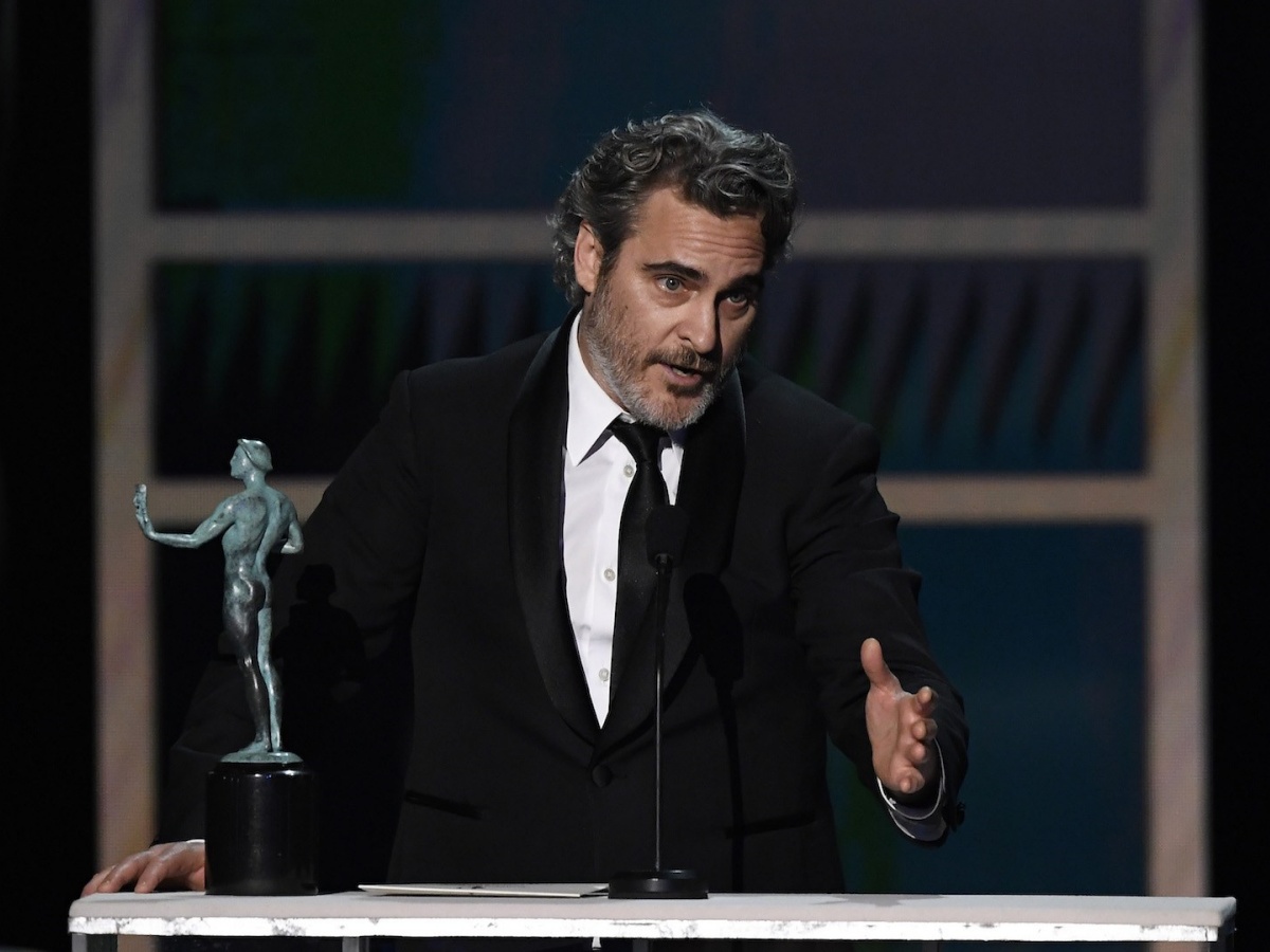 Imagem de: Joaquin Phoenix faz tributo a Heath Ledger durante discurso no SAG Awards
