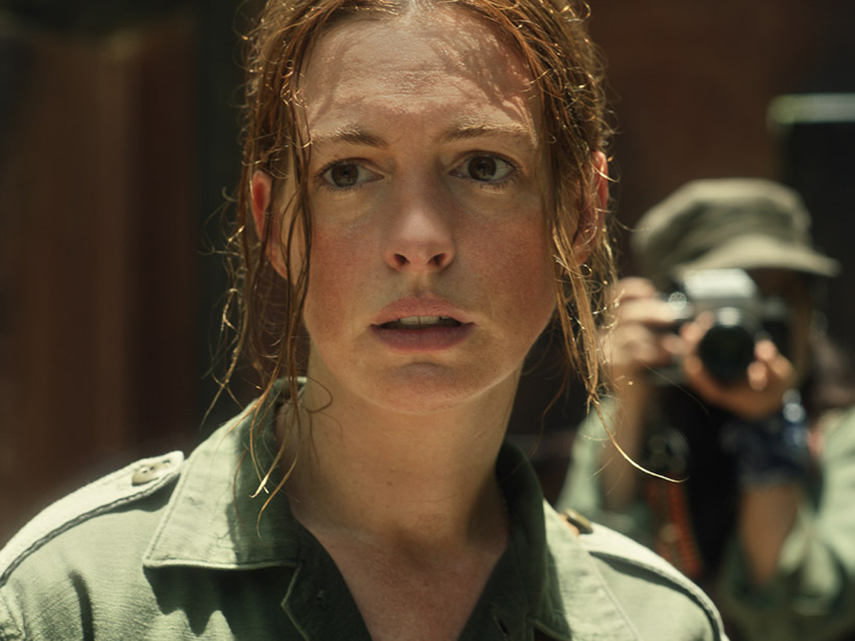 Imagem de: Anne Hathaway em apuros no trailer de A Última Coisa que Ele Queria