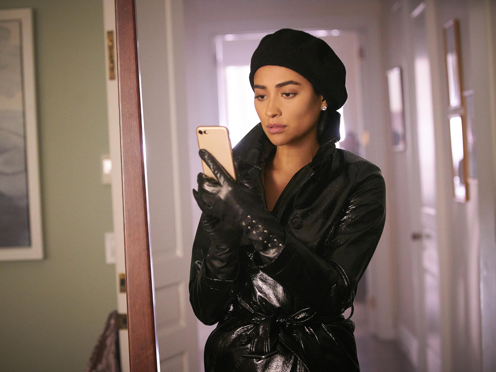 Imagem de: Shay Mitchell, de Pretty Little Liars, estrelará The Cleaning Lady