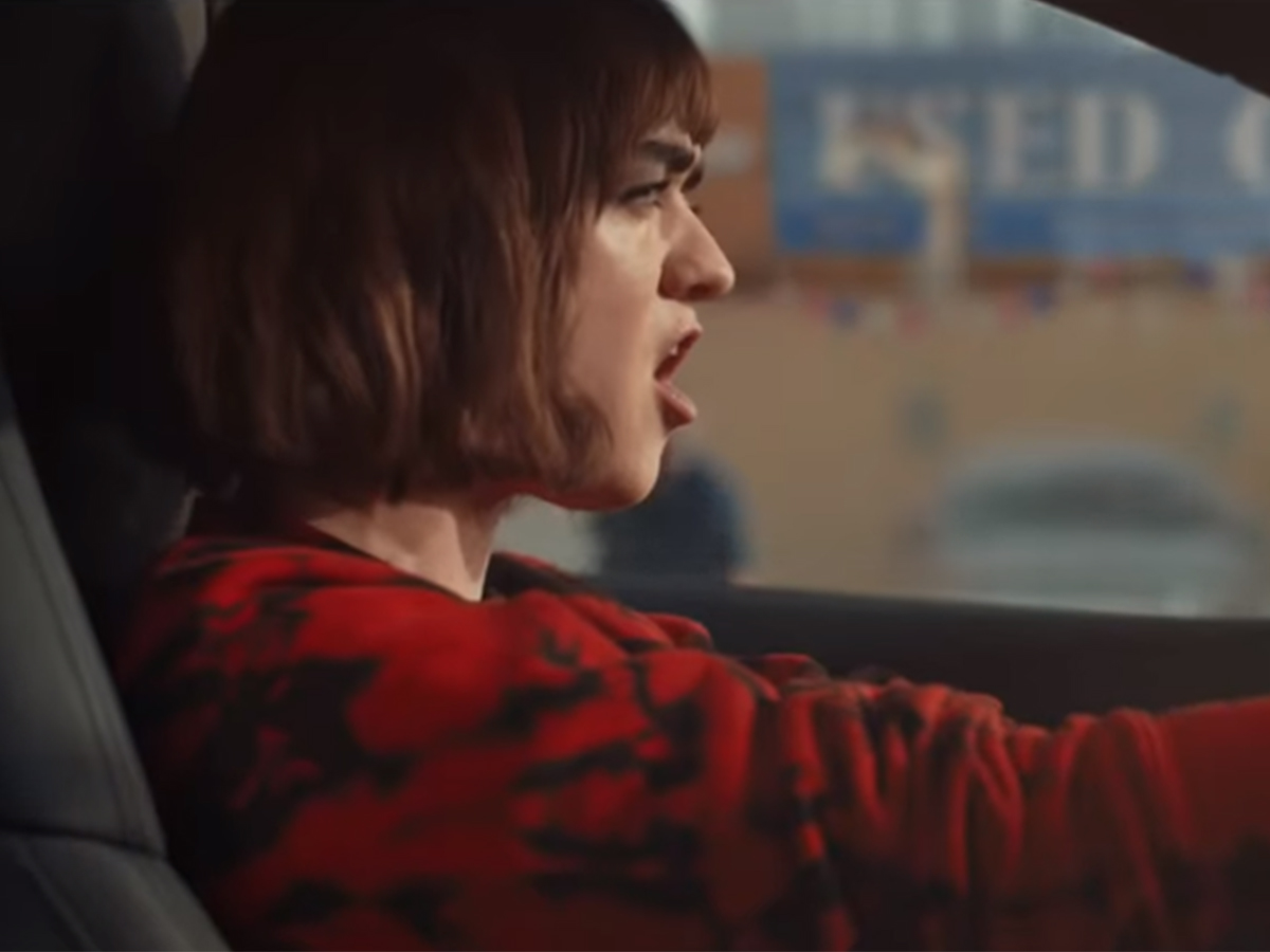 Imagem de: Maisie Williams, de Game of Thrones, canta 'Frozen' em comercial