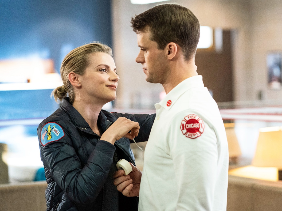 Imagem de: Chicago Fire vai desenrolar relação de Casey e Brett em breve