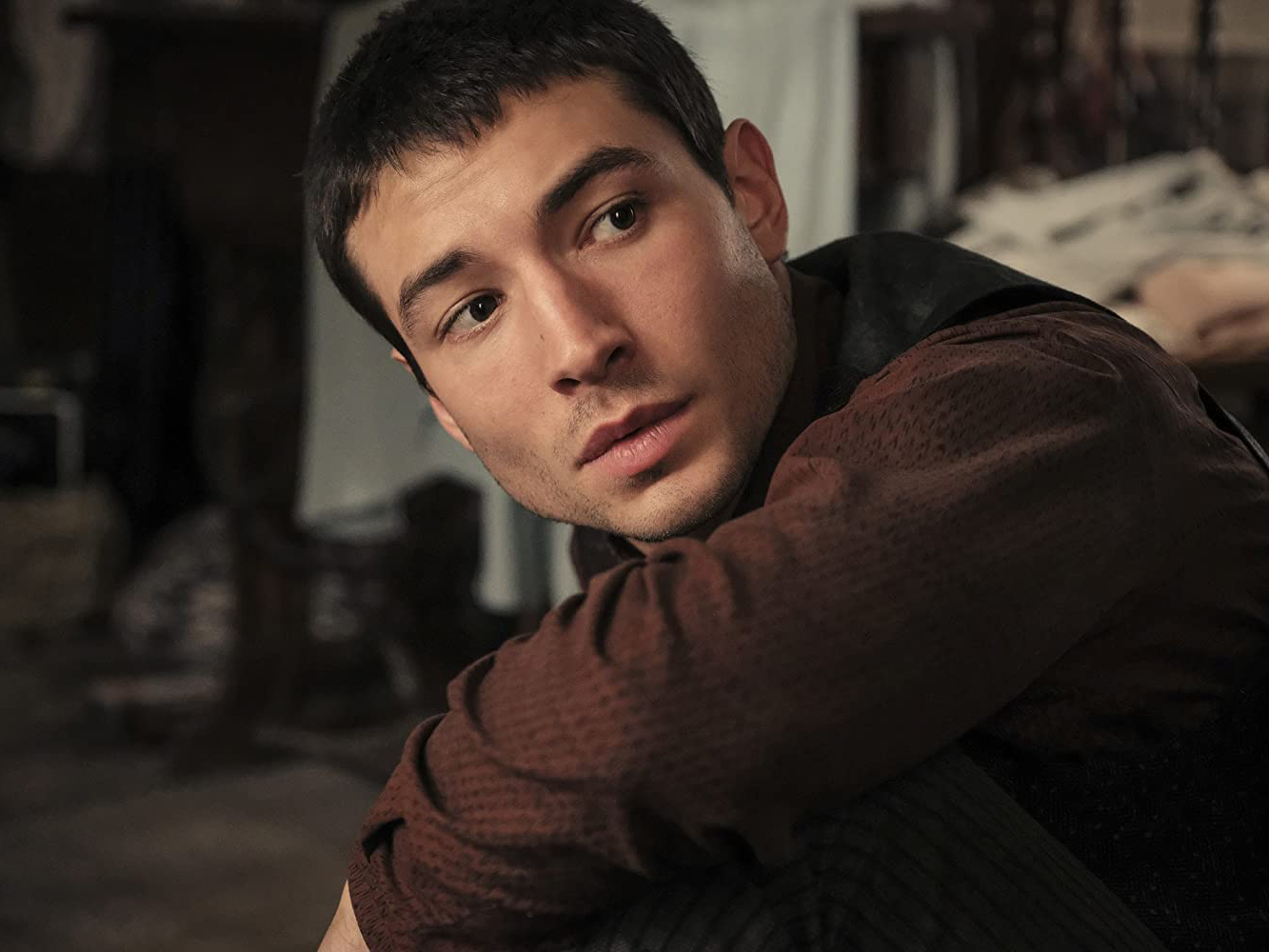 Imagem de: Ezra Miller é flagrado segurando uma fã pelo pescoço